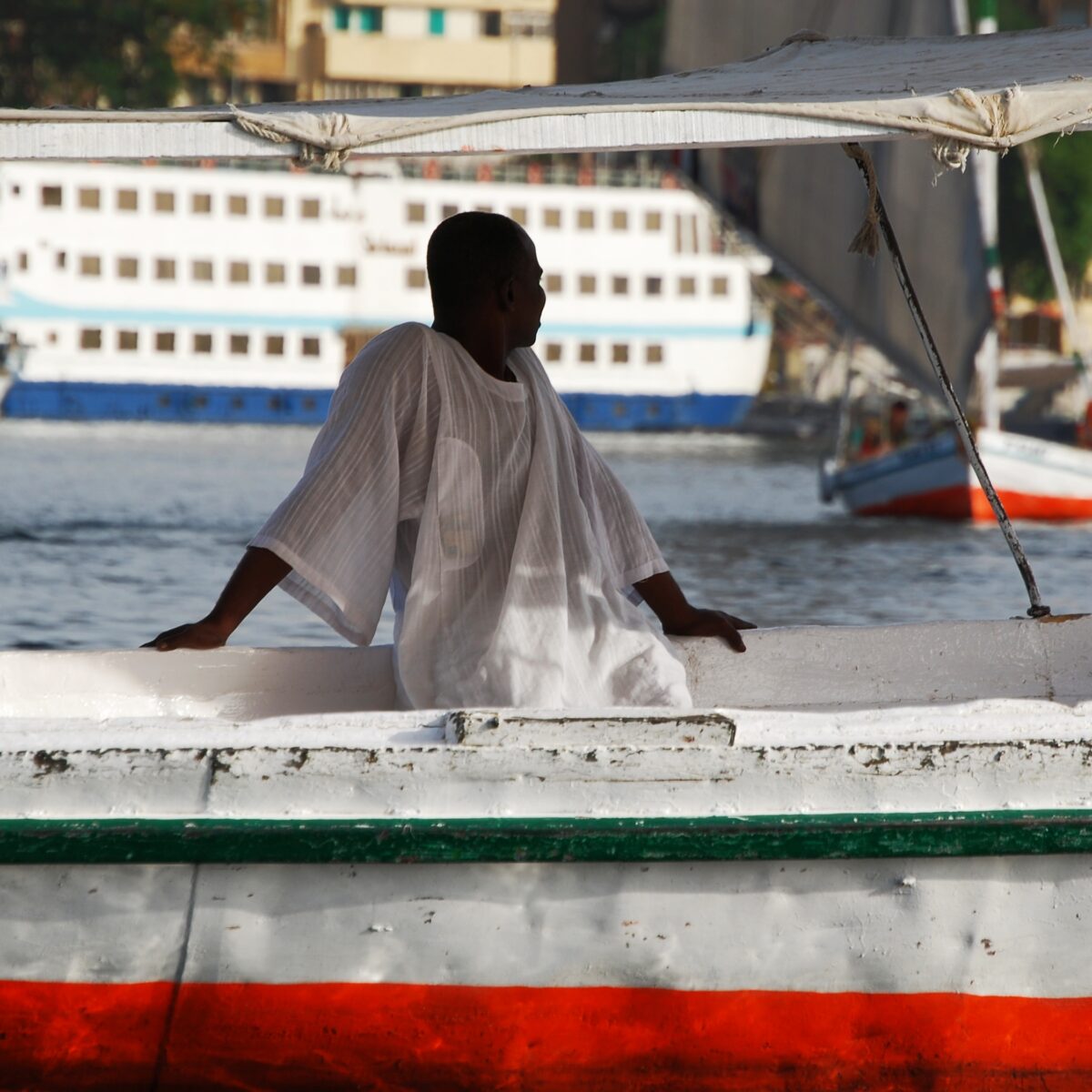 nubiano-sailor-vela-sul-fiume-nilo-egitto_t20_8OdBwa